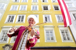 Vor_Mozarts_Geburtshaus_00271](c)Tourismus_Salzburg_GmbH